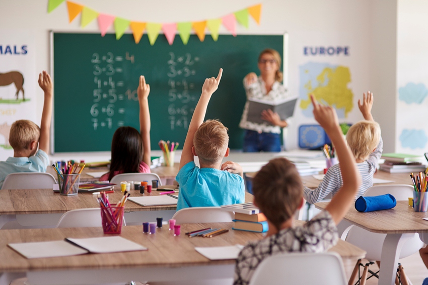 Foto Schüler melden sich in der Klasse