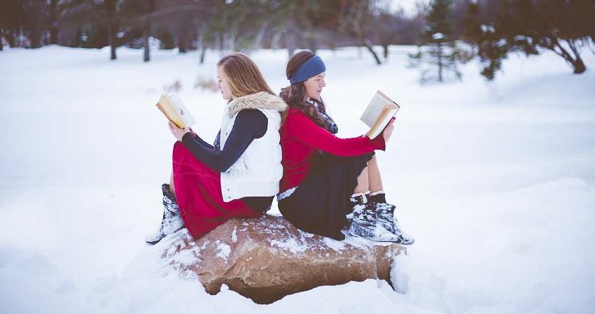 Lesende Frauen im Schnee