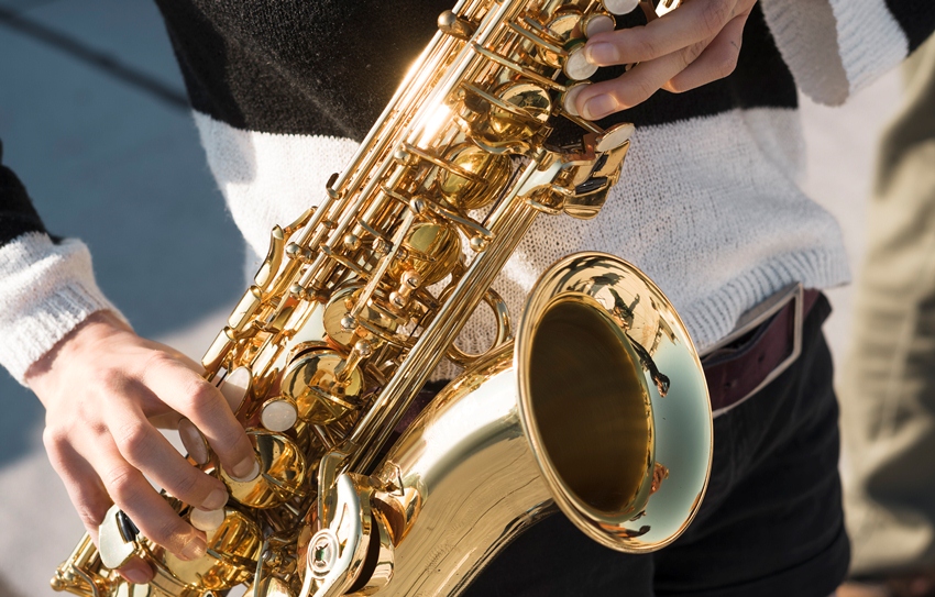 Fotoausschnitt Saxophon spielende Frau