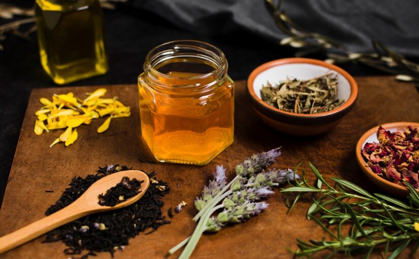 Foto von Kräutern und Honig